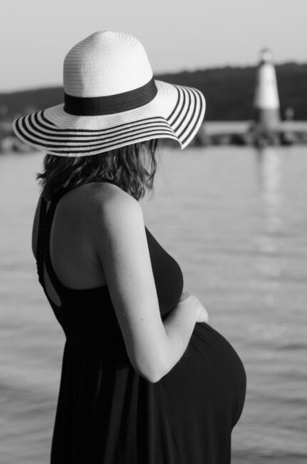 Black and simply White Maternity Photo