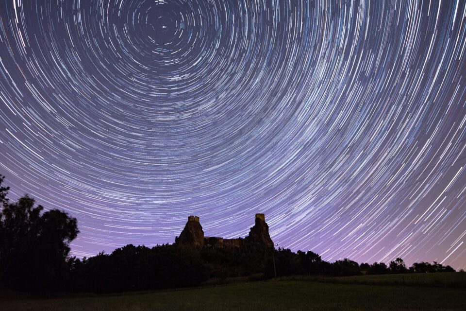 Star-Trails-over-Castle